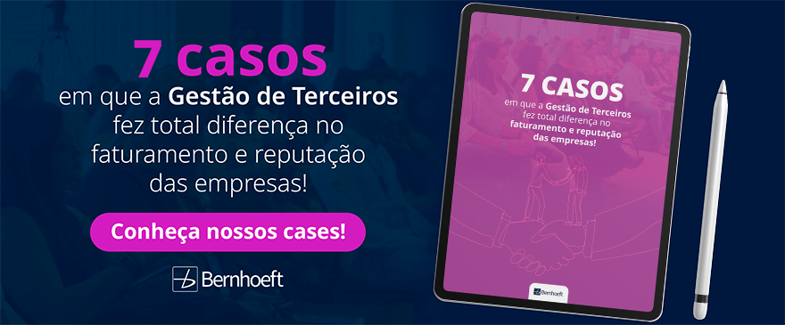 fundo azul como tablet ao lado direto, nele a capa do ebook, lado esquerdo o nome do ebook: 7 casos em que a gestão de terceiros fez a diferença no faturamento e reputação das empresas