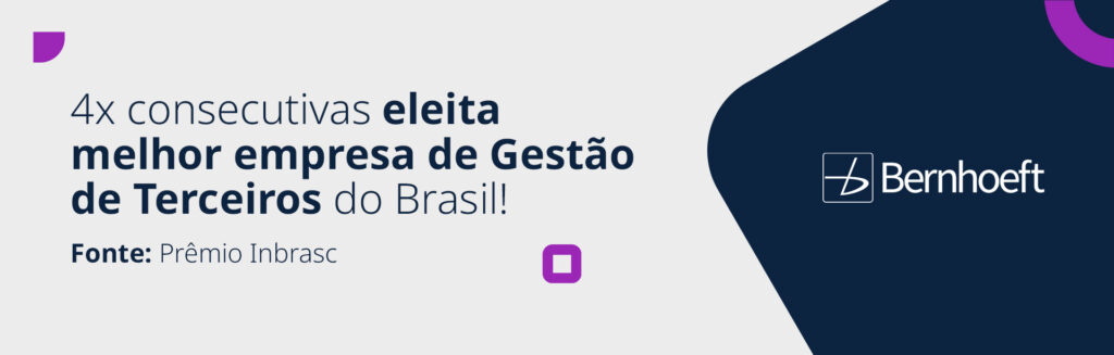 fundo cinza com a frase: Bernhoeft — 4x consecutivas eleita melhor empresa de Gestão de Terceiros do Brasil! parte azul no lado direto com o imagotipo da bernhoeft na cor branca 