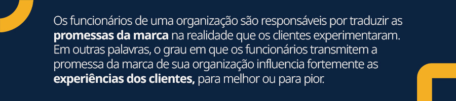 Arte com fundo azul completo, detalhes em amarelo e texto em branco falando sobre o papel dos funcionários de uma organização na experiência do cliente. 