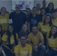 time bernhoeft em um rito de inovação - hackaton BPO. todos vestem amarelo, cor da área.